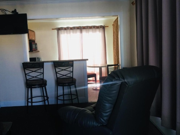 Dolphin Cove Motel image 62