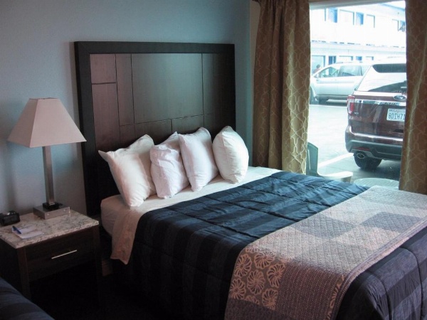 Dolphin Cove Motel image 87